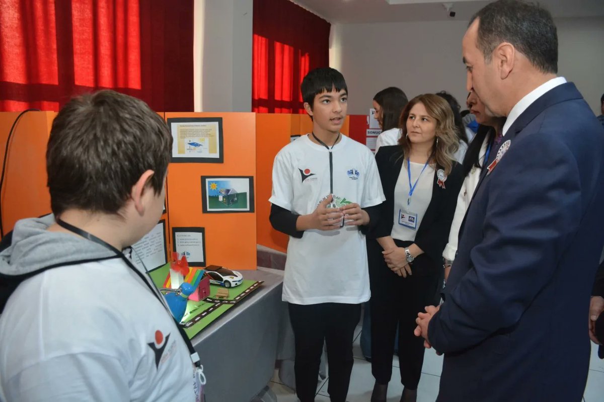 usakilmem's tweet photo. İl Millî Eğitim Müdürümüz Sayın Halil YÜCEL, Mehmet Emin Hoşgör Ortaokulunun gerçekleştirmiş olduğu 4006 TÜBİTAK Bilim Fuarı Sergisi’nin açılışını yaparak öğrencilerimiz tarafından hazırlanan projeleri inceledi. https://t.co/QZiCd4z4EQ