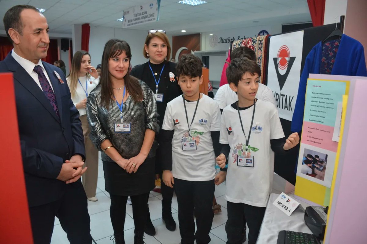 usakilmem's tweet photo. İl Millî Eğitim Müdürümüz Sayın Halil YÜCEL, Mehmet Emin Hoşgör Ortaokulunun gerçekleştirmiş olduğu 4006 TÜBİTAK Bilim Fuarı Sergisi’nin açılışını yaparak öğrencilerimiz tarafından hazırlanan projeleri inceledi. https://t.co/QZiCd4z4EQ