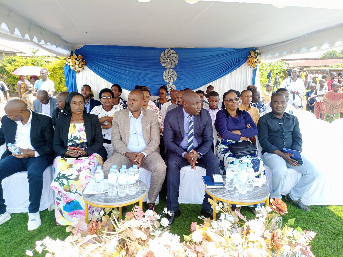 #Tujyanemo. Ku bufatanye bwa <a href="/ProfemmesTH/">PROFEMMES TWESEHAMWE</a> ibitewemo inkunga na <a href="/IOMRwanda/">IOM Rwanda</a> abagore bibumbiye mu makoperative 13 akora ubucuruzi buto bwambukiranya imipaka yo mu mirenge ya Mururu, Nyakarenzo, Gashonga na Rwimbogo arimo abanyamuryango 950 yatewe  inkunga ya 45.000.000Frw.