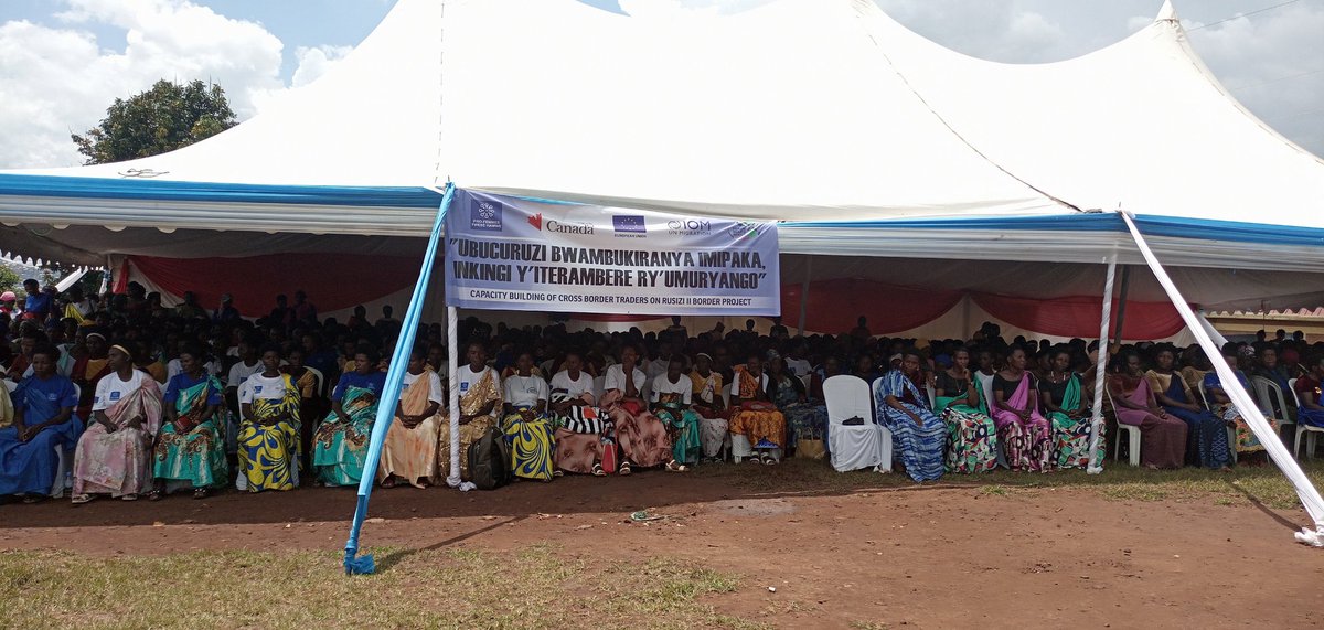 Yaba intumwa ya <a href="/ProfemmesTH/">PROFEMMES TWESEHAMWE</a> na  Mayor. <a href="/DrKibiriga/">Dr. ANICET KIBIRIGA</a>  basabye abagore bahawe iyi nkunga kuyikoresha neza bakayibyaza umusaruro. Mayor Yabasabye nanone kuba imbarutso y'iterambere bakumira amakimbirane mu miryango yabo. 

,