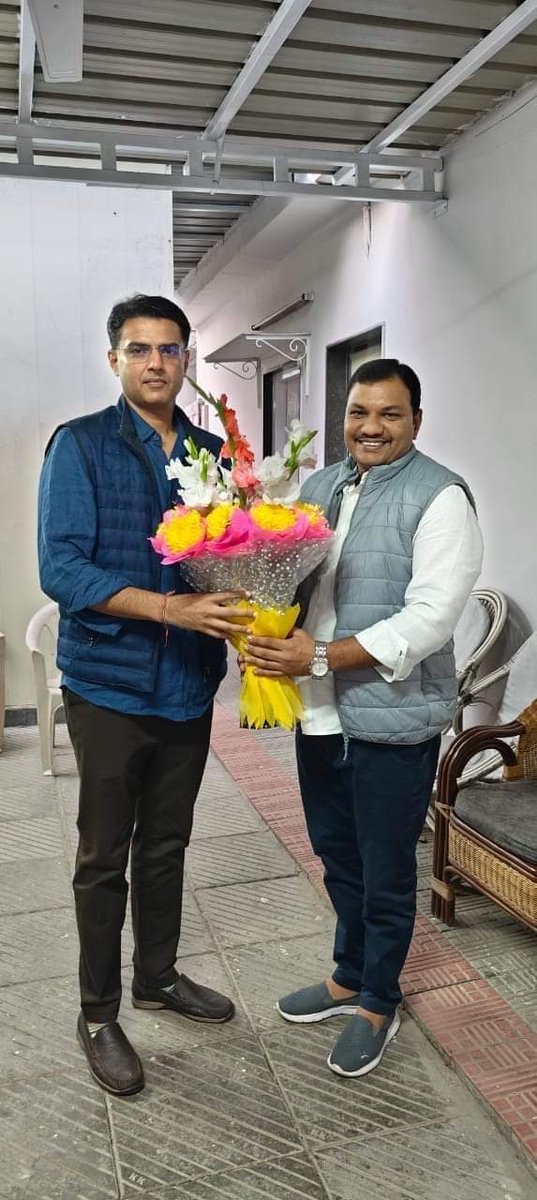 NavinNagar11's tweet photo. आज हमारे नेता आदरणीय #सचिन_पायलट जी से भाई साहब #शिवराज_जी_गुंजल ने दिल्ली आवास पर मुलाकात की और जीत की बधाई दी।
@SachinPilot
@iShivrajGunjal
@INCRajasthan 
@Rajasthan_PYC 
@INCIndia 
@MahilaCongress 
@IYC @congress https://t.co/eNiNfTsnZA