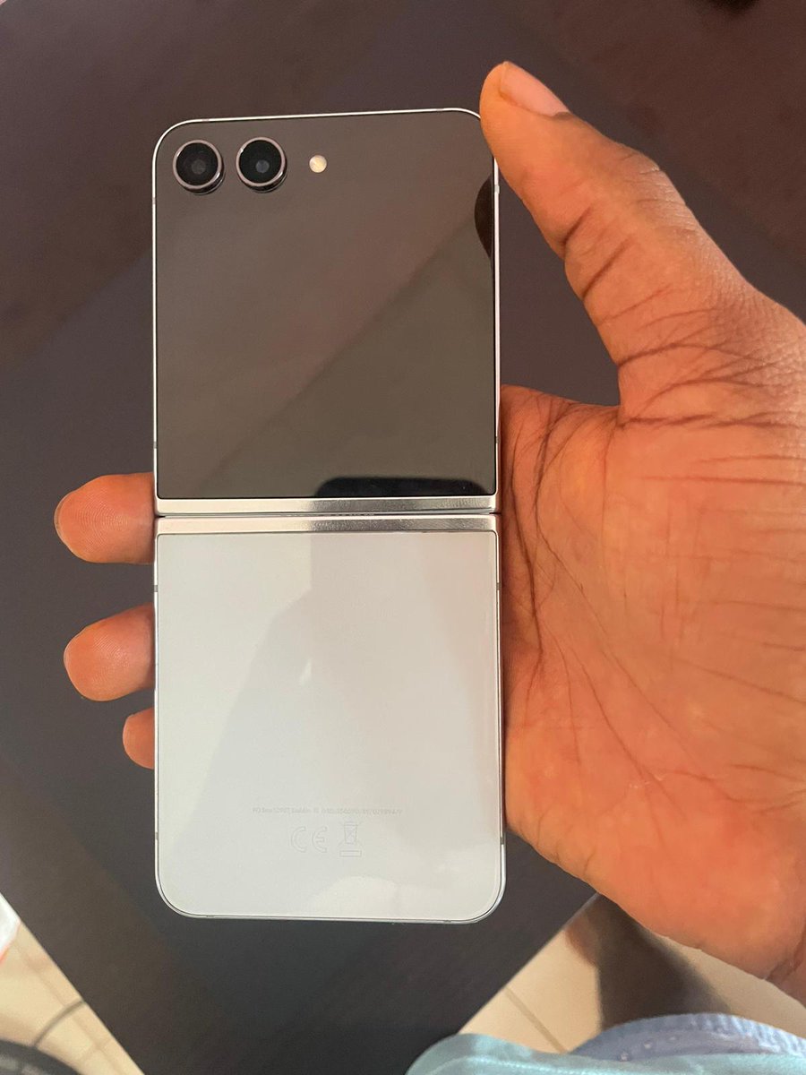 toolzmorathy1's tweet photo. @samsungmobileng Pls don't buy this phone .. I bought mine last 2 months, I wanted to close it and the screen cracked .. I went to their service center because I was told that warranty covers this phone, up till now they can't even fix my phone! https://t.co/gpNbJADzCT