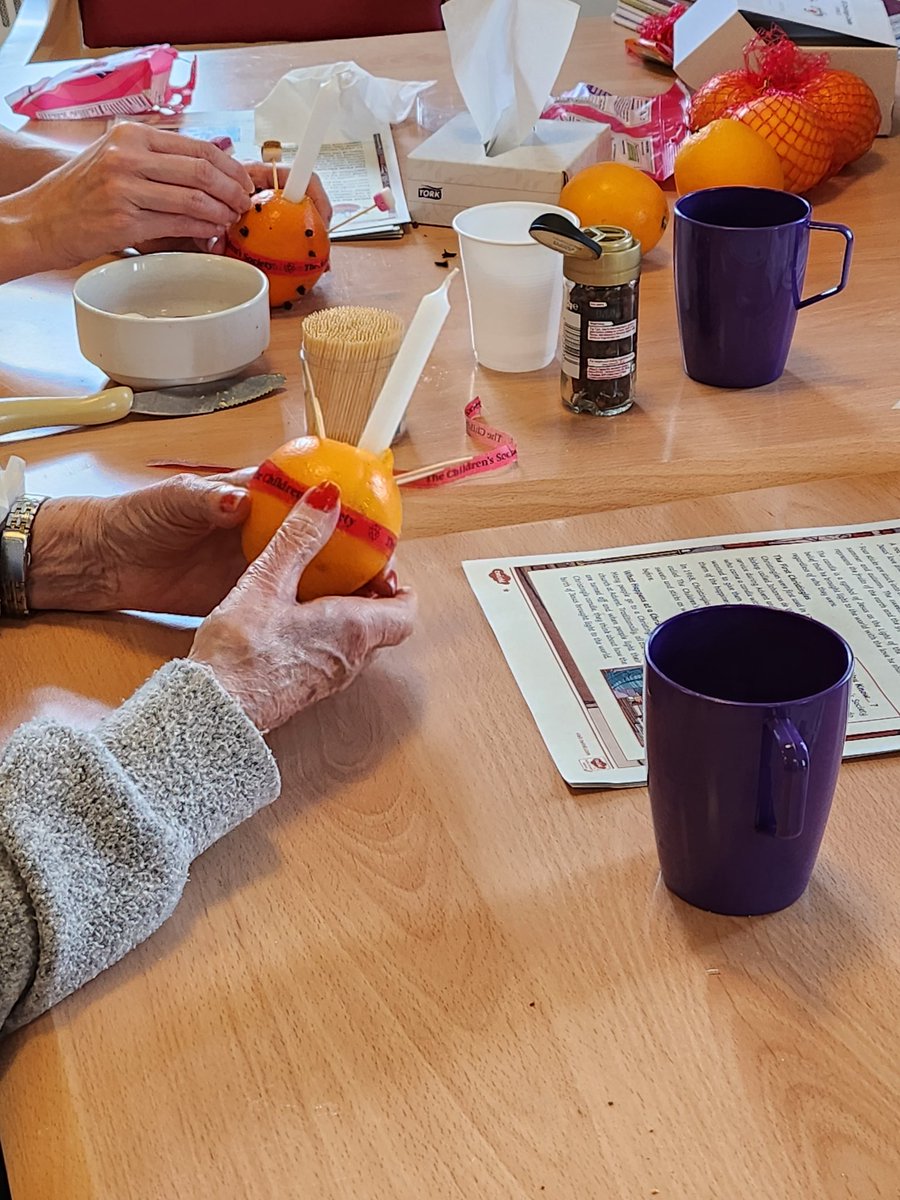 Robinward24's tweet photo. this morning, our patients enjoy making the christingule for Christmas 🎄 with our Chaplin. #Christmas #wellbeingandrecovery #MentalHealthMatters https://t.co/NsT2psAEC4