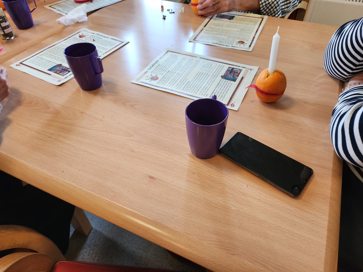 Robinward24's tweet photo. this morning, our patients enjoy making the christingule for Christmas 🎄 with our Chaplin. #Christmas #wellbeingandrecovery #MentalHealthMatters https://t.co/NsT2psAEC4