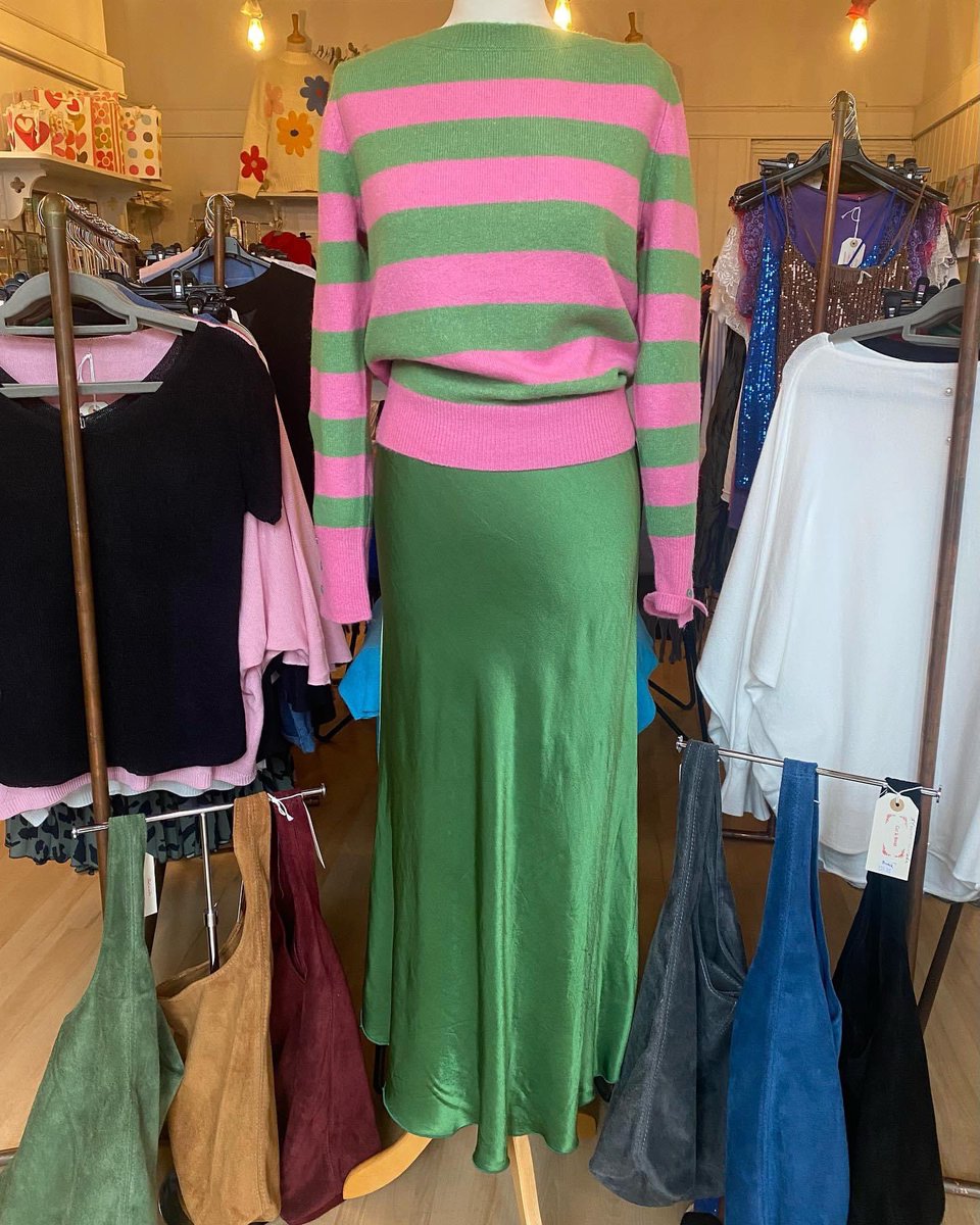 One of my favourite colour combinations with my favourite skirt. Love 💕 

#favourite #pinkgreen #satinslipskirt #90s #katemossinspo #biascut #satin #wallacesimpson #claygate #surreyboutiques #satinskirt