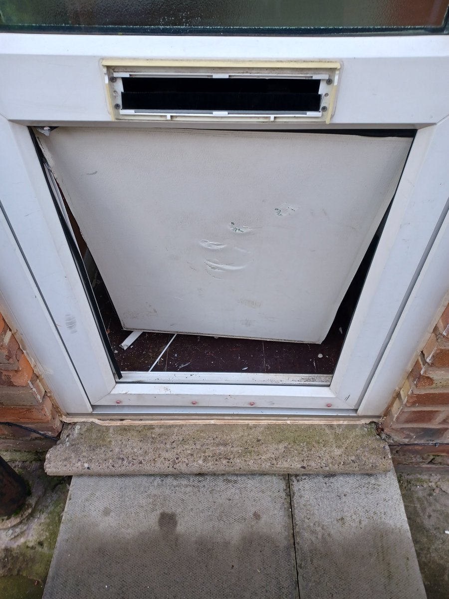 Team 2: Human Cat Flap. Wanted offender refused to open door to officers in #Stechford #Birmingham so we opened it for him. Finding the suspect hiding upstairs, whilst searching we also found the phone he denied having & his Cannabis stash secreted in a TV. #ProActivePolicing