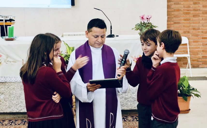 Esta semana, nuestros alumnos de ESO, Bachillerato y 5 y 6 Primaria están celebrando el perdón en la capilla del cole. 🙏🏻

Remendamos nuestros corazones en este tiempo de Adviento para la llegada del niño Jesús ❤️✨ 

#EnhebrandoelAmor 🪡 #entrecosturasSG #adviento2023