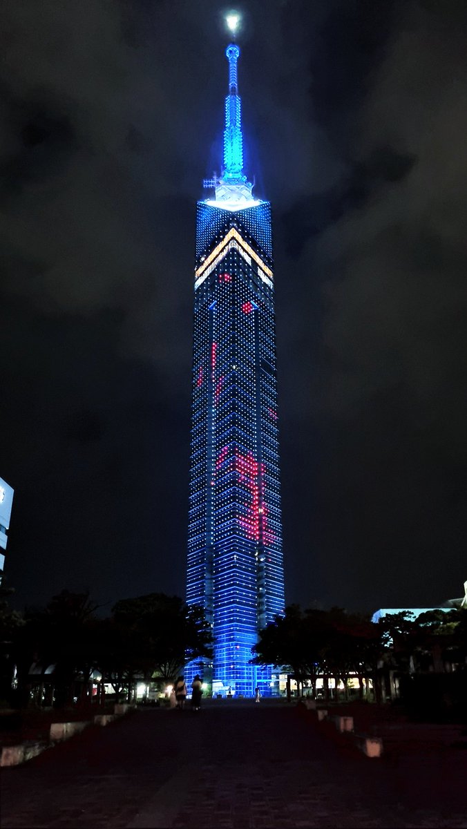 Recuerdos de la "peregrinación" por Kyushu. Hoy: Fukuoka.

1) Yatai/ Casetas de comida
2) Isla Nokonoshima
3) Fukuoka Tower

La vida no se ve tan cinemática sin la cámara de mi amigo, que no os engañe. 

Notaréis fácilmente qué fotos están hechas con móvil y cuáles con cámara.
