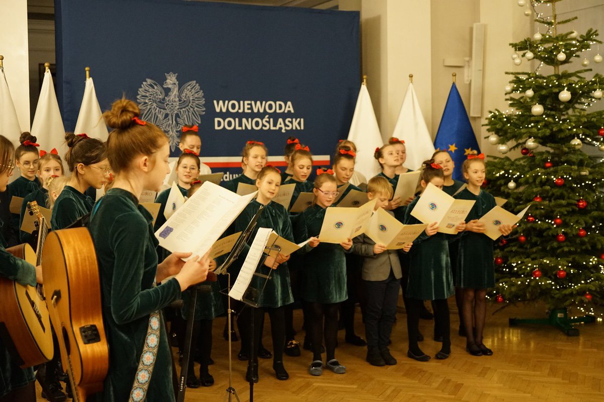 🎄 Dzisiaj w Sali Kolumnowej DUW mieliśmy przyjemność gościć Burmistrzów Złotoryi i Chojnowa oraz uczniów ze szkoły podstawowej w Chojnowie. 

🎄Przypomnieli nam o magii świąt i pięknej tradycji wspólnego kolędowania. 

🎄 Cieszę się, że mogłem być częścią tej wyjątkowej chwili.