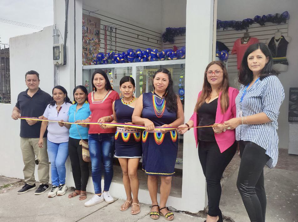 DHumanoEc's tweet photo. Con el objetivo de generar espacios de comercialización que fortalezcan la economía de las familias que son parte del #MIES, se inauguró en #Tena el primer punto de venta permanente para emprendedores del Crédito de Desarrollo Humano, con una inversión de USD 997,65. https://t.co/ZsQQ9pq0Xs