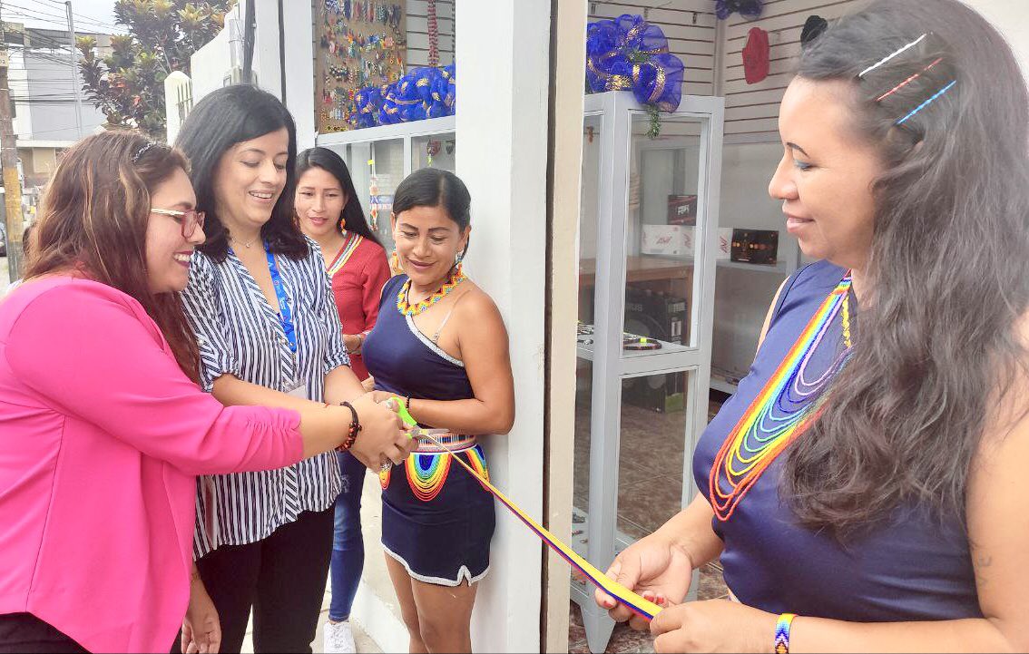 DHumanoEc's tweet photo. Con el objetivo de generar espacios de comercialización que fortalezcan la economía de las familias que son parte del #MIES, se inauguró en #Tena el primer punto de venta permanente para emprendedores del Crédito de Desarrollo Humano, con una inversión de USD 997,65. https://t.co/ZsQQ9pq0Xs