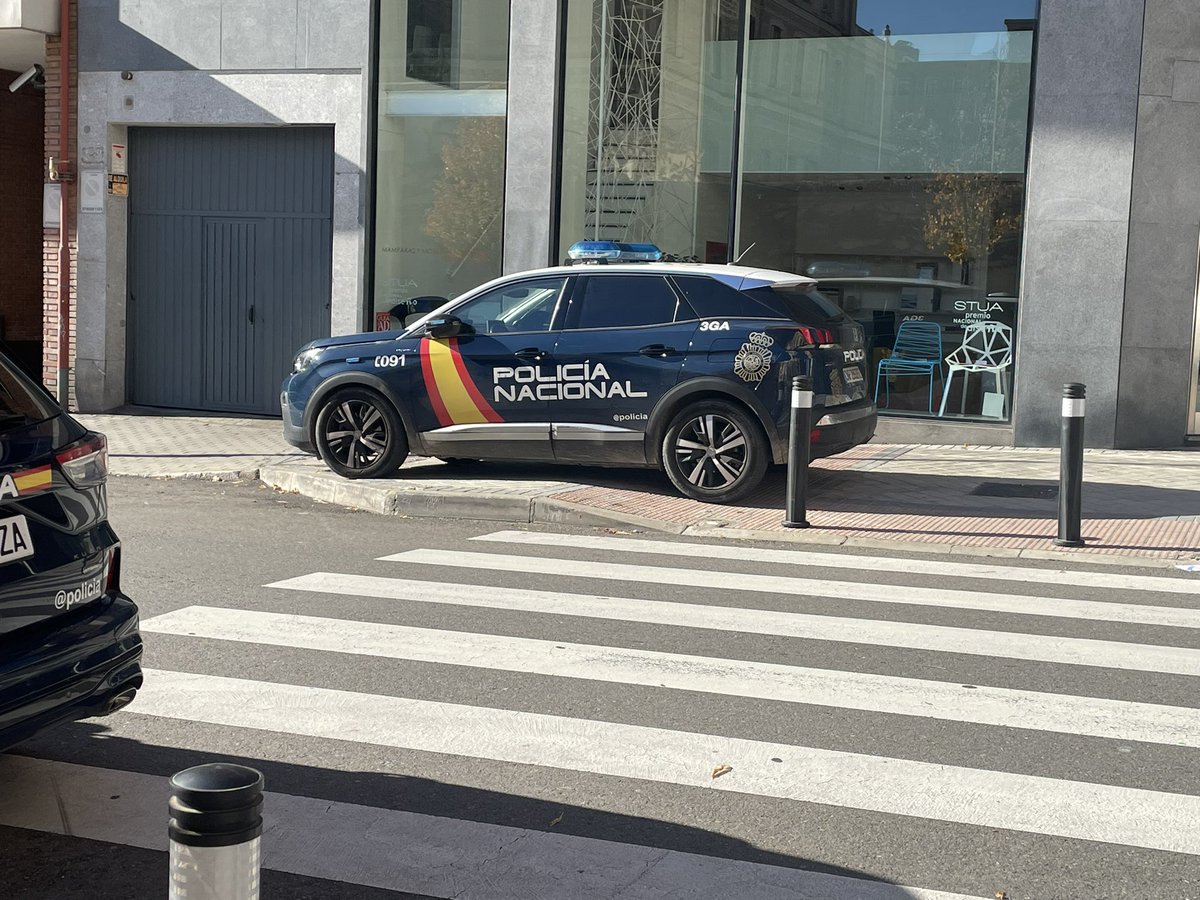 JAC00L's tweet photo. @policia qué tal el café? Vaya caraduras https://t.co/Gl3DpF5Ju7