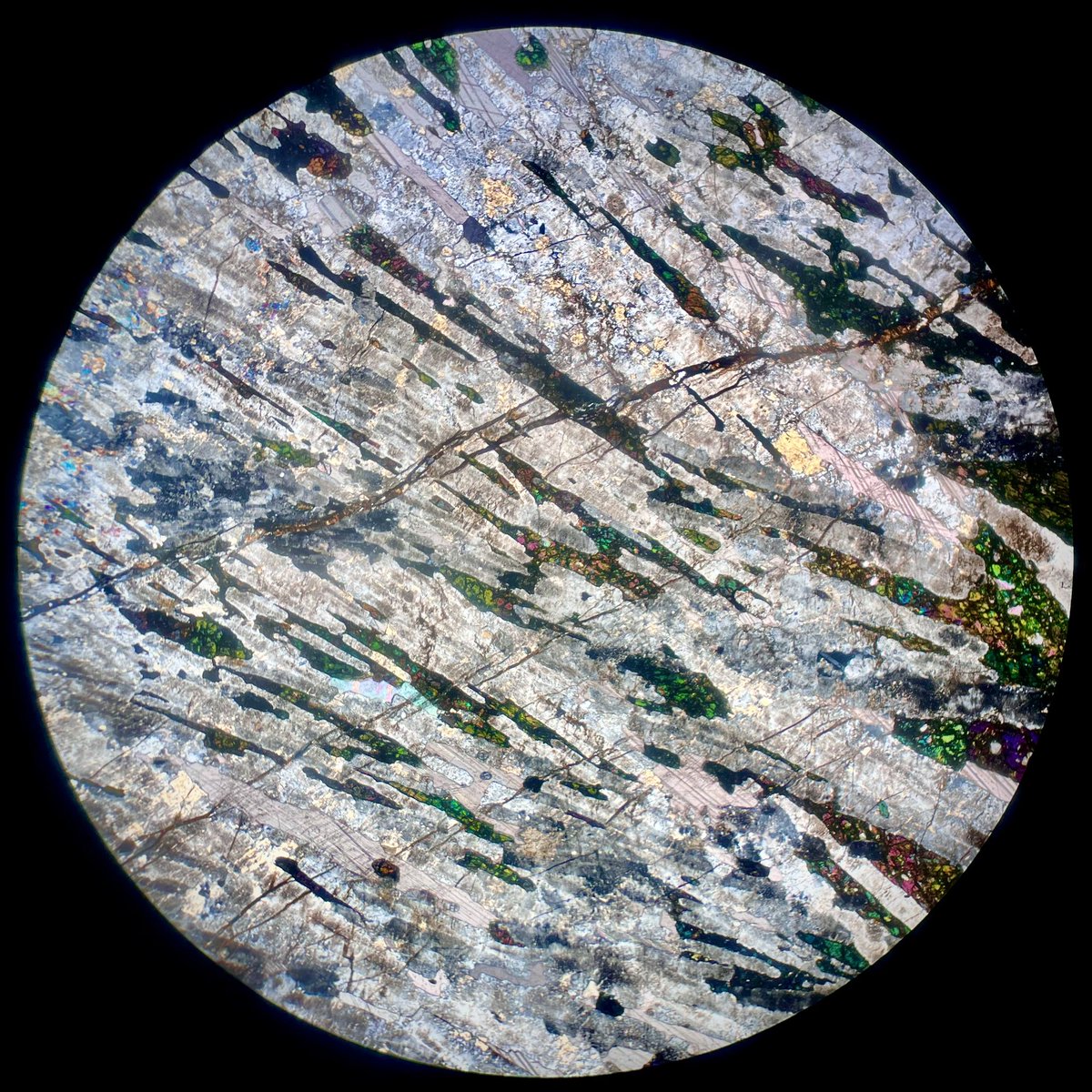 #ThinSectionThursday is here! 

How do you think these textures can be formed? 

Aegerine, K-feldspar and calcite, carbonatized syenite, Marinkas Quellen Complex, Namibia.

#science #colors #rocks #geology #petrography #petrology #nature #minerals  #photography #photo #microscopy