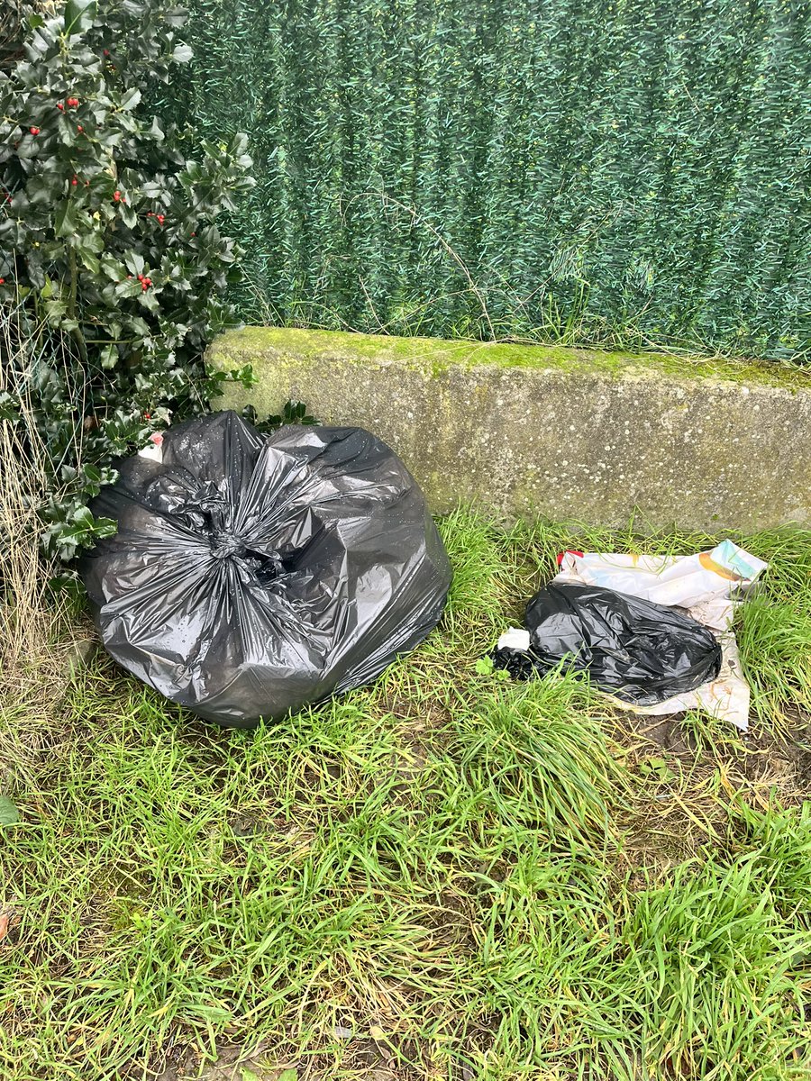 jornecoopmans's tweet photo. @GemKortenberg elke maand opnieuw wordt deze hoek gebruikt voor sluikstorten. Kunnen jullie dit opruimen en bekijken wie hier verantwoordelijk voor is? 
Hoek van Curegem + Vangramberenstraat 
Thx https://t.co/mbyME5rZXZ
