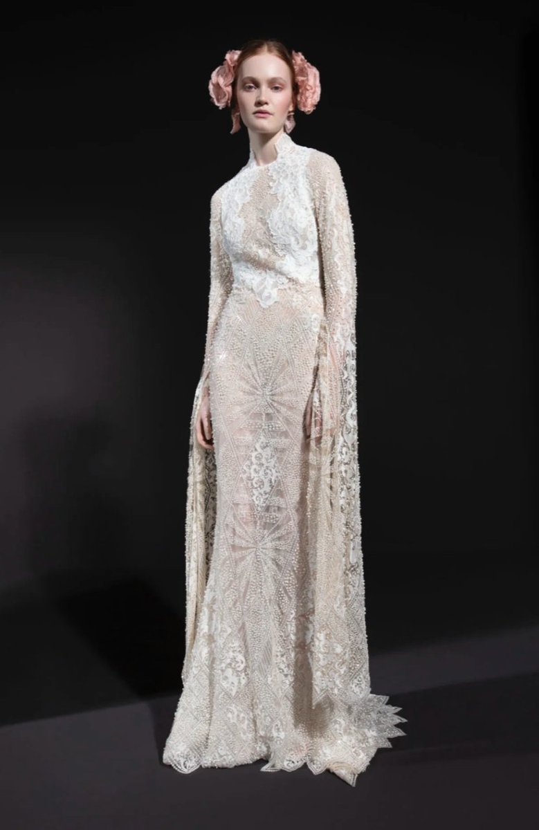 These are the dresses for brides who bet on the coldest months, between snowflakes. 8 dresses to get married in winter.

Discover them here:
yolancris.com/8-dresses-to-g…