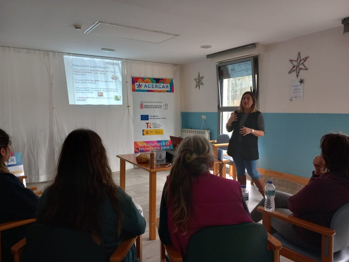 Adacen's tweet photo. Itziar Dolz, logopeda de Adacen, fue la encargada de impartir ayer en Erro los talleres sobre #disfagia dirigidos a personas cuidadoras profesionales y familiares del proyecto #Acercar. https://t.co/8teYxgEwBm