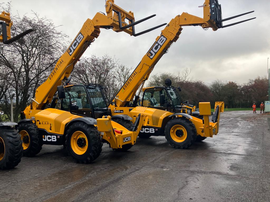 GunnJCB's tweet photo. Thank you to Essential Access Platforms for their continued business!
Pictured here is their 4 new #JCB Telehandlers arriving !
Call Kieron Belshaw to discover more about our range of JCB Telehandlers: 07740 826175
#gunnjcb #loadalls #telehandlers #new #customerappreciation https://t.co/A48F1nx0Qs