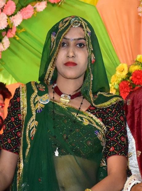 जिनसे मोहब्बत की जाती है न ,
उनकी इज्ज़त मोहब्बत से ज्यादा कि जाती है