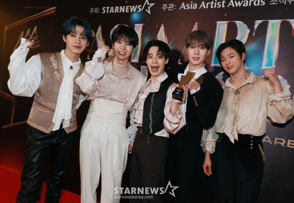 hannabyeol7's tweet photo. ONEUS AAA 2023 🌍🌙

@official_ONEUS #ONEUS #원어스 https://t.co/rW3jzjZTod