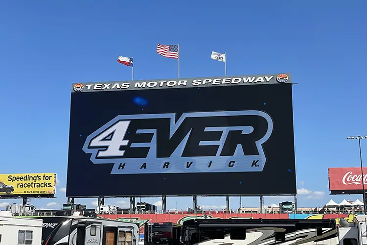 ispaudiolight's tweet image. 🟢Big Hoss TV estrena #pantalla LED proporcionada por #digiLED

🟢La pantalla del Texas Motor Speedway debutó durante el fin de semana de los playoffs de la NASCAR Autotrader EchoPark Automotive 400

@digiLED_ 
@govisionxp 
@TXMotorSpeedway 

🔗isp-audio.com/instalaciones/…