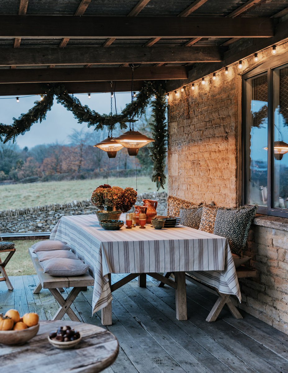 _houseandgarden's tweet photo. At her farm in the Cotswolds Amanda Brooks and her husband Christopher have used reclaimed materials and furniture from a past life to turn a former piggery into a charming guest cottage. Here is how she decorates it for Christmas.
 https://t.co/i9L6oQ9FdV https://t.co/tJP0Gwstxp