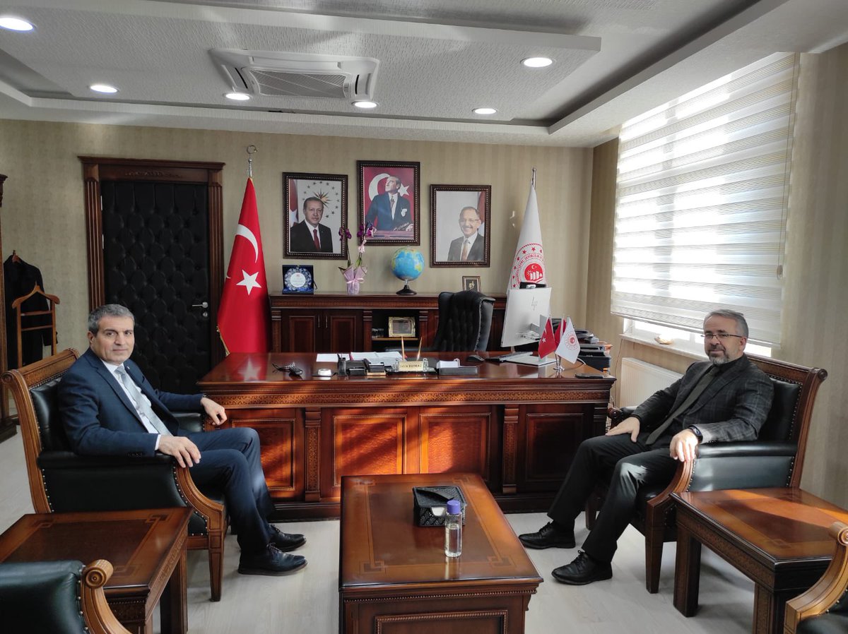 Tokat İl Müftüsü Esat YAPICI, Tokat Çevre, Şehircilik ve İklim değişikliği İl Müdürümüz Selim Boyraz’a hayırlı olsun ziyaretinde bulundu.