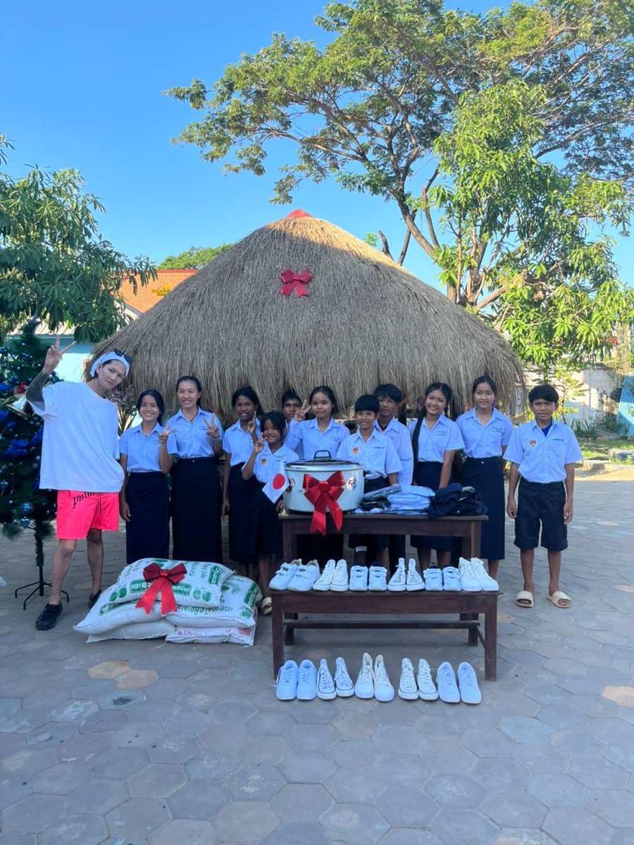 再び子供達の所に行って来ました！

今回は制服にお米にクリスマスツリー
大きな炊飯器をプレゼント🎁

実際に現場に行き活動する事にやり甲斐を感じるしこの子供達も、両親が居なくて
孤児院で生活してる子達で俺と同じ境遇
だからこそ支援しようと思えます

日本にも両親が居ない子供はいます