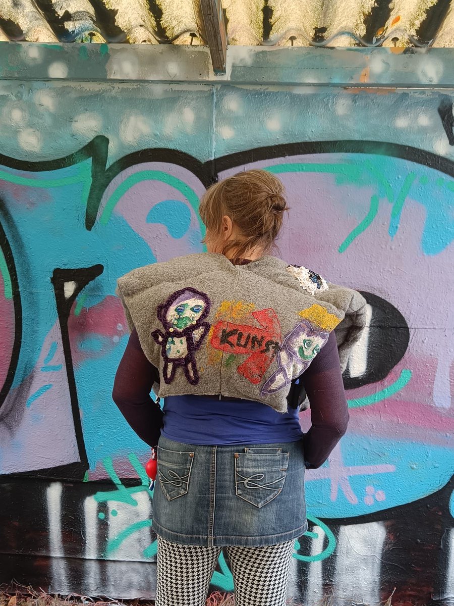 Kunst is mijn reddingsvest; het project. Kunst houdt ons drijvend, geeft iets om aan vast te klampen. <a href="/HoutLenny/">Lenny Van hout</a> beschilderde het vest, ik borduurde letterlijk daarop voort. We passen het beiden, maar Lenny zal het soms gaan dragen tijdens zijn optredens als spoken word artiest.