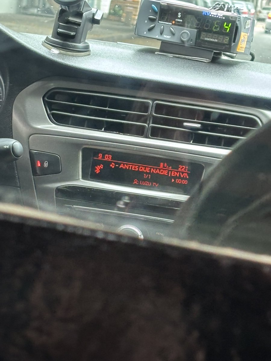 anto_dini's tweet photo. Te subís a un taxi en Montevideo, Uruguay y ves en la radio:
Y yo: señor, estamos escuchando lo mismo 🤣 @Antesquenadie__ #antesquenadie https://t.co/3jYSwJbCpH