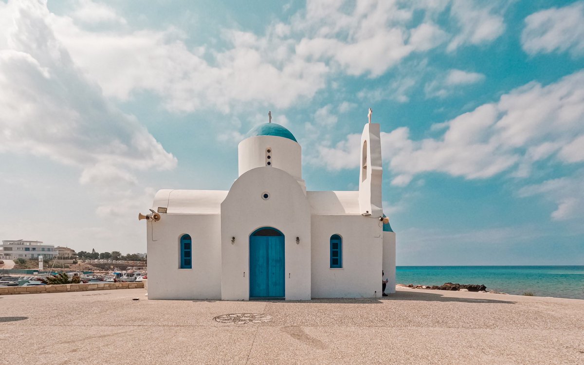 alxndraai's tweet image. Which one is real? Left or Right or both? 
🤔
#aiornotai #midjouney #AIArtwork #generativeart #realorfake #aiartcommunity