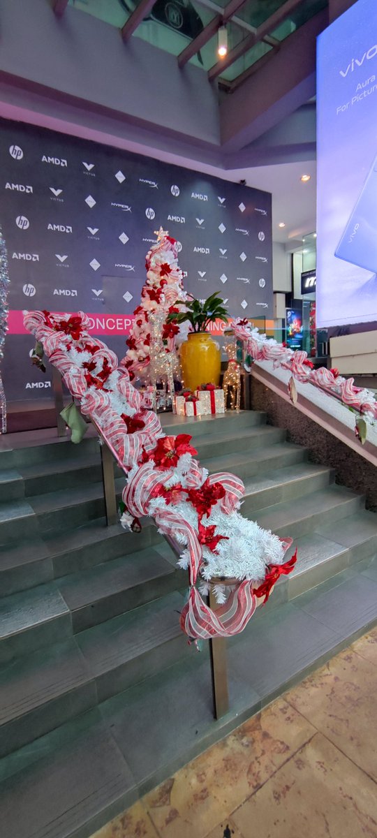 yenkeey's tweet photo. 🎄🎁 never quite. Location at Low Yat Plaza Bukit Bintang. https://t.co/KgYWLFBIgw