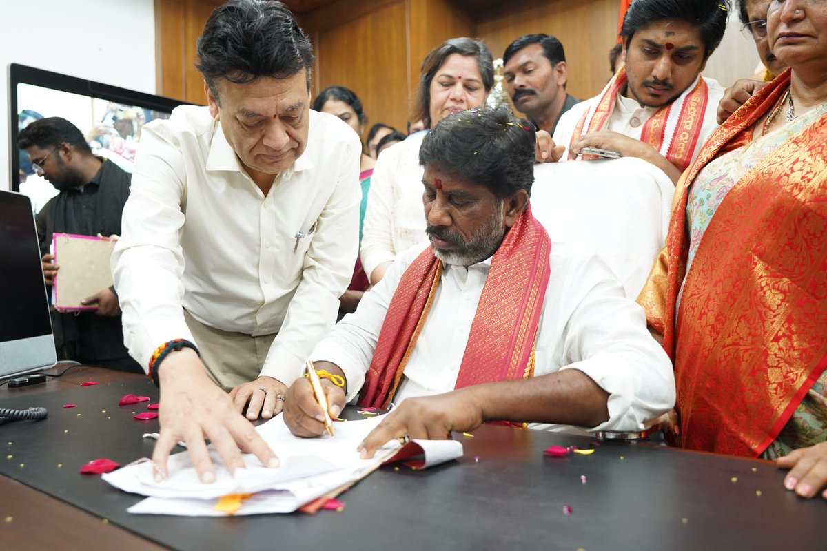 Congress4TS's tweet photo. Government Released Rs. 374 Cr to the TSRTC for free travel facility to women.

మహాలక్ష్మి పథకం ద్వారా మహిళలకు కల్పిస్తున్న ఉచిత ఆర్టీసీ బస్సు ప్రయాణం సబ్సిడీని 374  కోట్ల రూపాయలు ఆర్టీసీకి విడుదల చేస్తూ డిప్యూటీ సీఎం భట్టి విక్రమార్క తొలి సంతకం చేశారు. 

Deputy CM Bhatti Vikramarka first signed as minister on the release of 374 crore rupees to RTC for free RTC bus travel subsidy provided to women through the Mahalakshmi scheme.

#FreeBusForWomen #TelanganaPrajaPrabhutwam @BhattiCLP