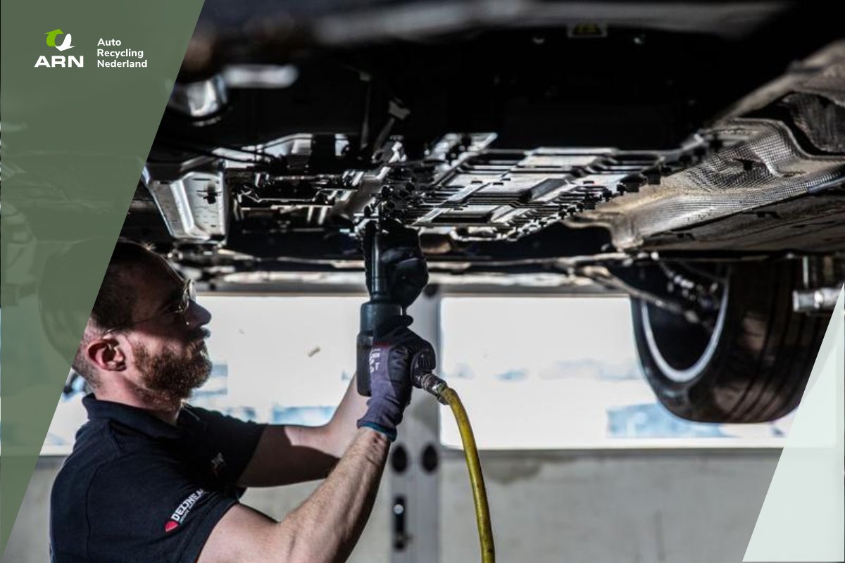 Waar alle facetten van #autorecycling in eigen land plaatsvinden, is dat voor #autobatterijen een ander verhaal. Op dit moment hebben we nog geen batterijverwerker in Nederland. Afgedankte batterijpakketten worden veelal in Duitsland  gerecycled.
autoweek.nl/autonieuws/art…