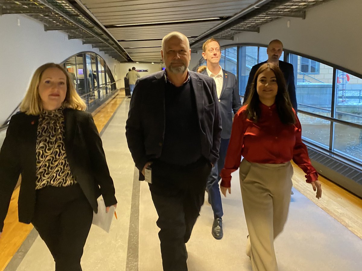 Vänsterpartiets valberedning föreslår Jonas Sjöstedt till förstanamn på EU-listan och Hanna Gedin som andranamn. Beslut tas av valkonferensen 20 januari. <a href="/jsjostedt/">Jonas Sjöstedt</a> @hannagedin