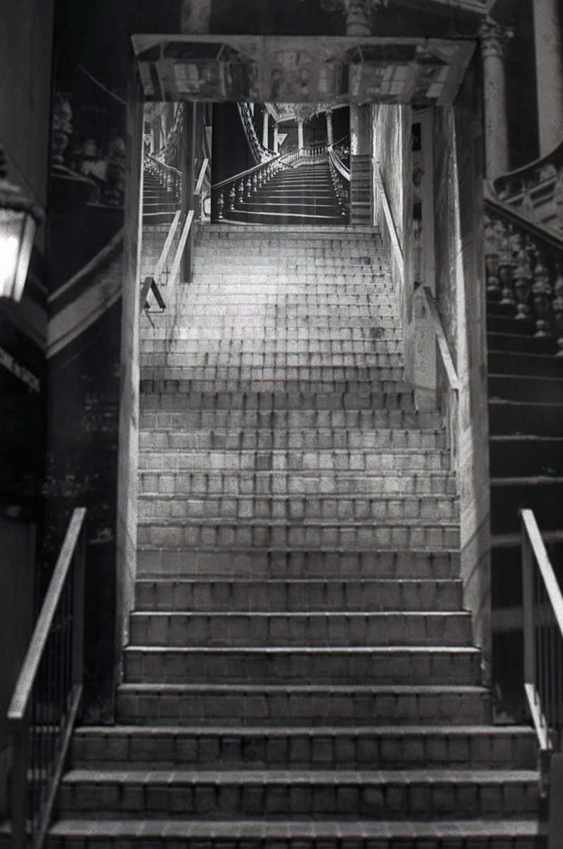 trompe l'oeil

#自家現像
#selfdevelopedfilm
#filmphotography 
#nikon
#f2
#ilfordphoto
#ilfordhp5
#35mmfilm 
#streetphotography 
#filmisnotdead 
#filmphoto
#keepfilmalive
#ishotfilm 
#analogphotography 
#bnw_life
#写真好きな人と繋がりたい