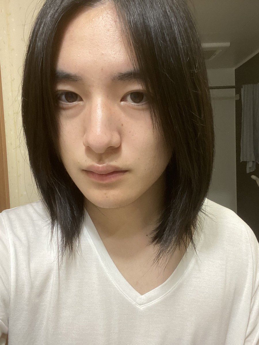 末永龍之介　2年
好きな果物はみかん

茨城県出身の彼、稀に見る美青年。
普段は落ち着いた声と雰囲気だが、20歳なりの可愛い一面も。

しかし、静かにその闘志を燃やしていることは誰もが気づいてる。

意気込みは「戦う姿勢をとります。目を背けずしっかり見ていてください」
是非彼の芝居を劇場で！