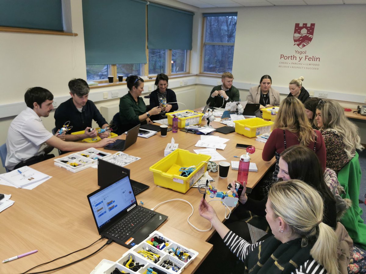 Hyfforddiant Gwyddoniaeth a Thechnoleg yma wythnos diwethaf i fyfyrwyr TAR o Brifysgol Bangor. Science and Technology training was held in Porth y Felin last week with a group of PGCE students from Bangor University. 🔬🧊