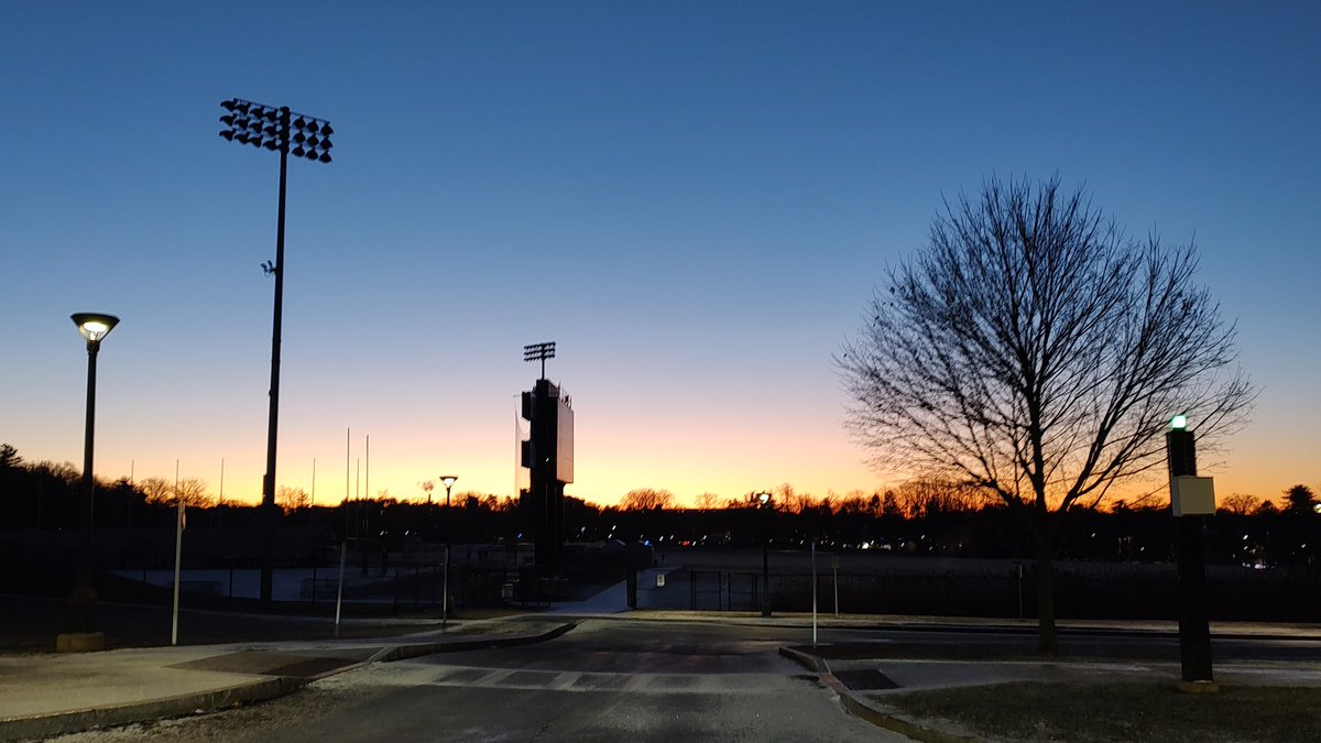 NMonte96's tweet photo. Thursday morning lights #sunrise https://t.co/O1ASy4d1in