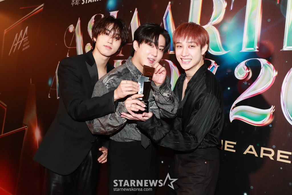 seolarflwr's tweet photo. 3racha finally winning a producing award I'm SOBBING (chan is so happy 😭😭😭😭😭) #AAA2023 #StrayKids #3RACHA #BestCreator https://t.co/arGL5Zirzc