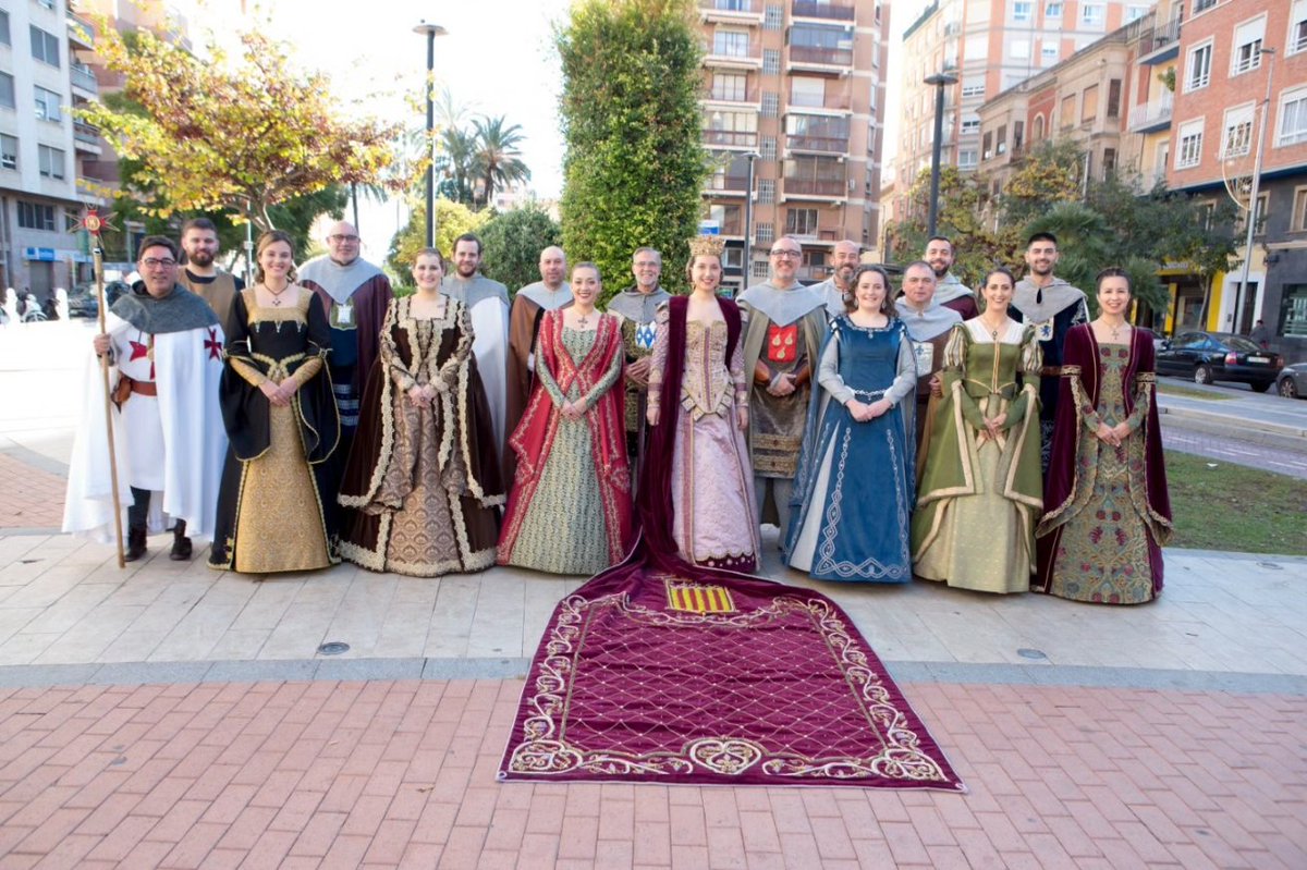 GCavallersC's tweet photo. El pasado viernes por la mañana la "Germandat", un año más, participó en los actos organizados con motivo del  Mercado Medieval 2023 con un espectacular desfile. https://t.co/N8fYmIce3i