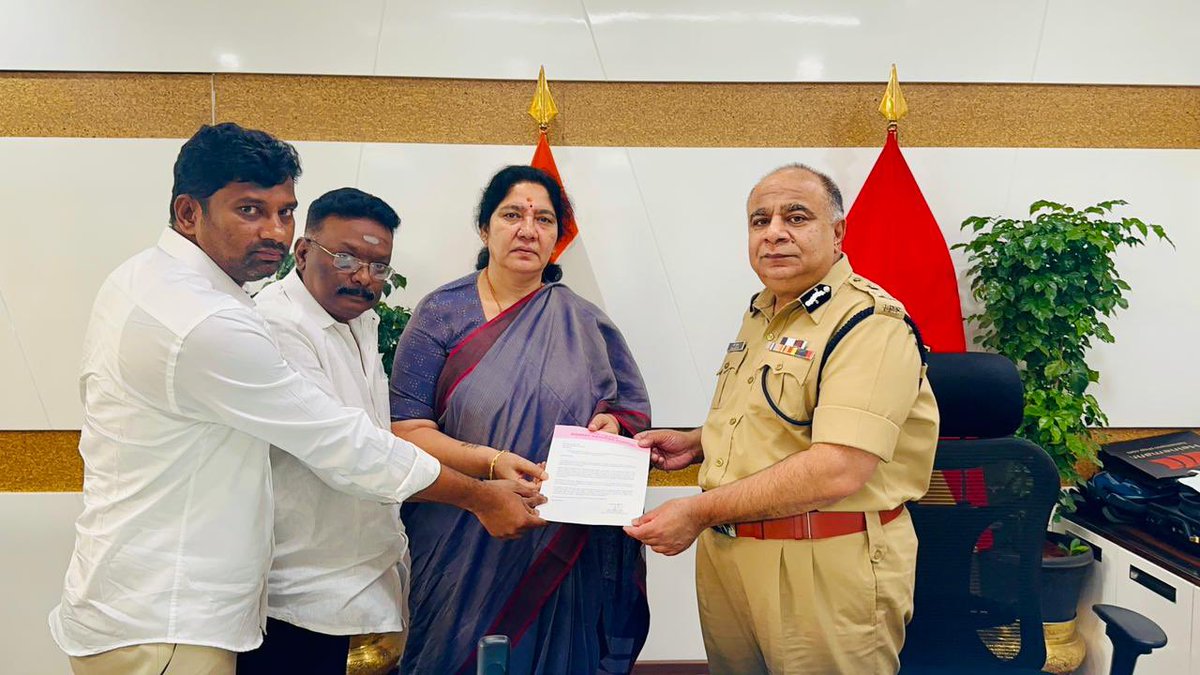 balkasumantrs's tweet photo. నల్గొండ జిల్లా దేవరకొండ నియోజకవర్గానికి చెందిన నేనావత్ సూర్య నాయక్ లాక్ అప్ డెత్ పై సీనియర్ అధికారి చేత సమగ్ర దర్యాప్తు చేపట్టాలని, భాద్యులపై కఠిన చర్యలు తీసుకోవాలని మాజీ మంత్రి శ్రీమతి @Satyavathi_BRS, బీఆర్ఎస్ సీనియర్ నాయకులు @sravandasoju గారితో కలిసి రాష్ట్ర డిజిపి రవి గుప్త గారిని కోరడం జరిగింది.