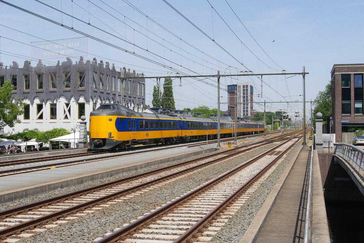 Thetransportgu1's tweet photo. On December 14th 1983 the first of 137 production ICMs was delivered to NS. 40 years later ICM 4011 is still in active service, making it the oldest EMU in regular service in the Netherlands. However 4011's days are numbered as it's planned to go into storage sometimes this month https://t.co/kyJbgqCXAi