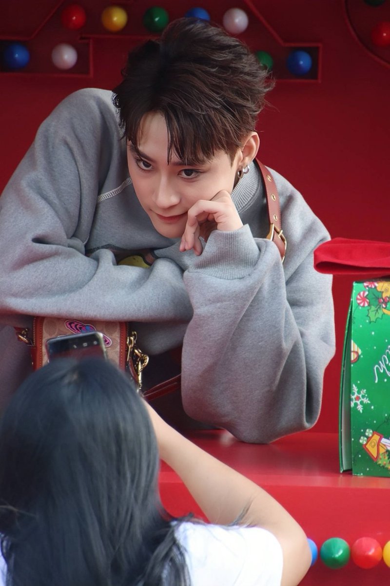 greatthanawin's tweet photo. don't trust boys who can do both 😤

#CoachxPawin #CoachHoliday #winion https://t.co/hU6cwGxR0H
