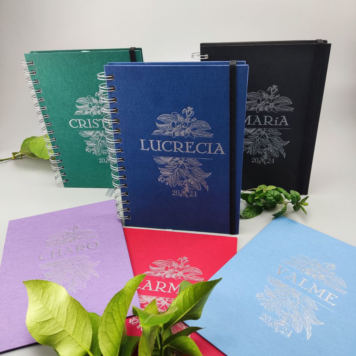 👑 Si estás escribiendo la carta a los Reyes Magos, mira qué idea: agendas personalizadas, tipo #bulletjournal, con olor y nuevos colores para la portada.

🔜 ¡Pídela ya, que tenemos que hacerla a mano en #letterpress en nuestra imprenta artesanal!

📚 bit.ly/AgendaTiporium