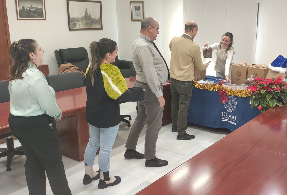 UCAM_Cartagena's tweet photo. 📢 Comienza el reparto de cestas de #Navidad en nuestro #campus

🎁 Con este gesto @UCAM quiere felicitar las fiestas a todos sus trabajadores https://t.co/0JXoNuvEQk