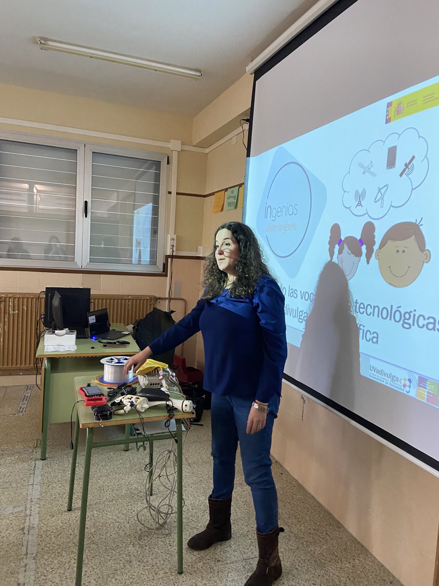 Noe_Merayo's tweet photo. Continuamos con las visitas de InGenias, esta vez en @iescamposytrzs de Medina de Rioseco, para incentivar vocaciones tecnológicas entre los jóvenes de la ESO. Gracias por la acogida!! @Dip_Va @ETSIT_UVa @PC_UVa @Virtuva @UVa_es #Ingenias https://t.co/0SoaLqUUSp