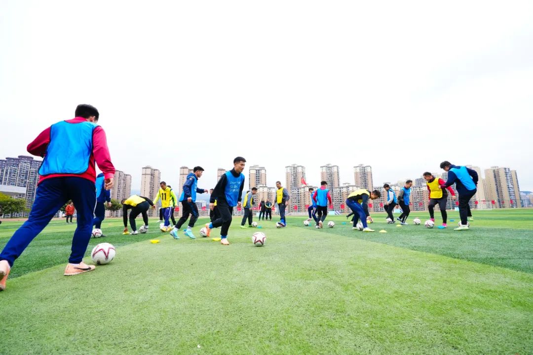 iloveguizhou's tweet photo. ⚽️Exciting news as the English Premier League kicks off the Premier Skills project in Rongjiang county, #Guizhou province! This initiative aims to empower local #soccer coaches in the birthplace of the Village Super League. #GuizhouSports 👉https://t.co/kJNfzCpFpB https://t.co/YZz0sfYnnk