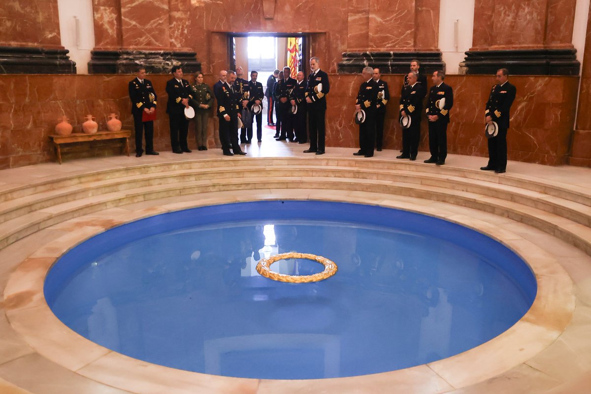 El Rey visita el Panteón de Marinos Ilustres de la Escuela de Suboficiales de la Armada en San Fernando (Cádiz).

➡️casareal.es/ES/Actividades…