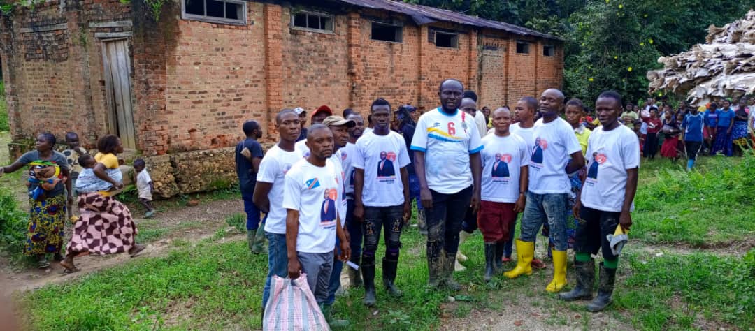 juvenalmunubo's tweet photo. Hier, avec la population de #Obaye(#Walikale,Nord-Kivu).
J'y ai amenagé une source d'eau potable au profit de la population.
#Obaye est une ancienne ville minière autour de laquelle la #Sominki exploitait l'étain il y a une trentaine d'années. -JM https://t.co/GAq6t9GIUy