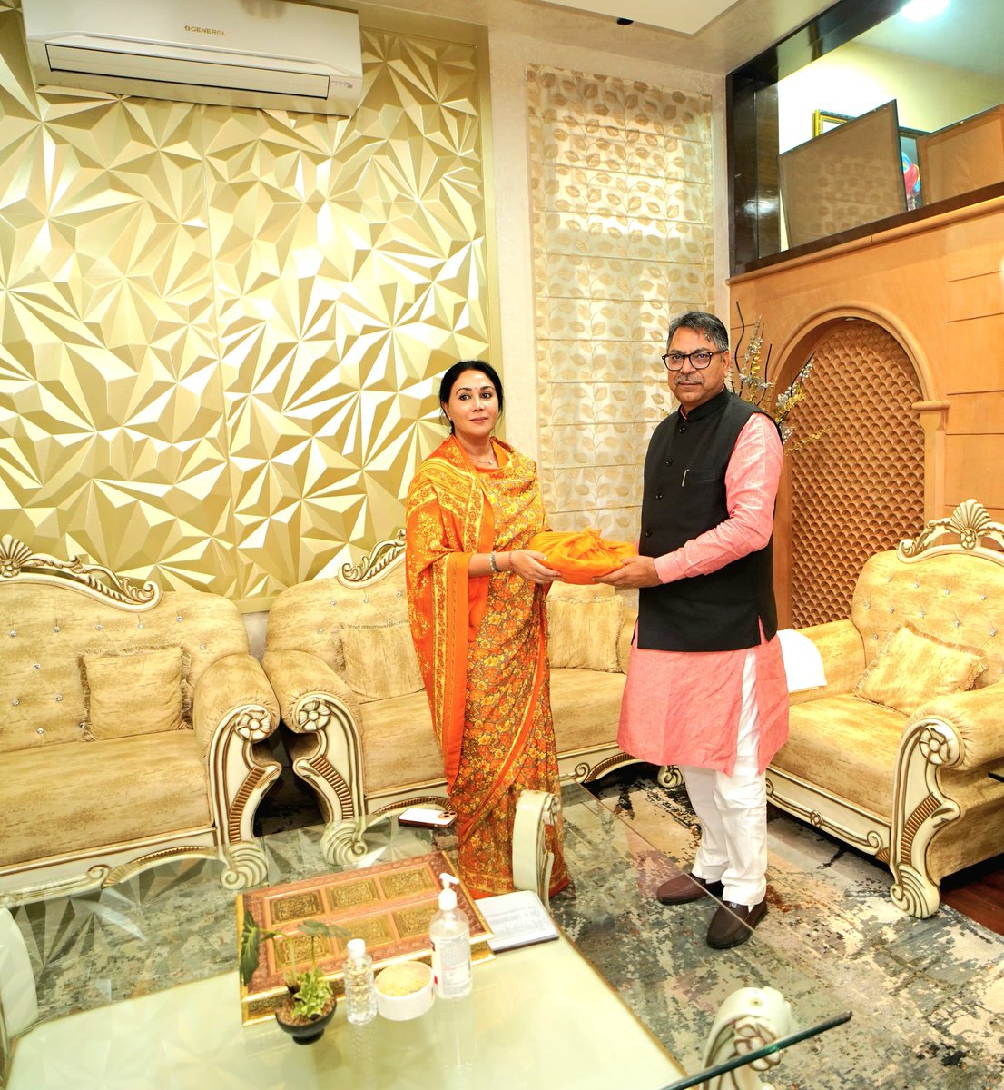 आज भारतीय जनता पार्टी के पूर्व प्रदेश अध्यक्ष एवं पूर्व उप नेता प्रतिपक्ष आदरणीय श्री सतीश जी पुनिया से शिष्टाचार भेंट की।

<a href="/DrSatishPoonia/">Satish Poonia</a>